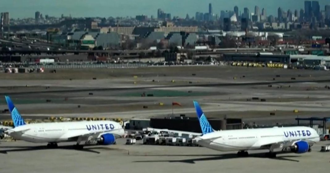 Air traffic control screens go dark at Newark's airport in exclusive CBS News video